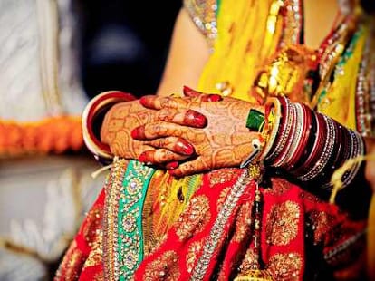 barati fire on groom's brother in jaunpur during dance