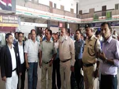the GM  inspect Mughalsarai station 