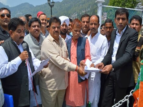BJP Kisan Morcha staged a sit-in demonstration district headquarters