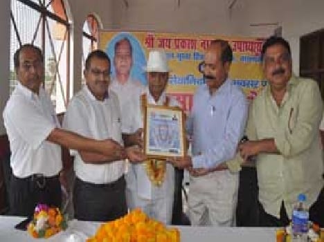 Retired employee rewarded by Railway officer