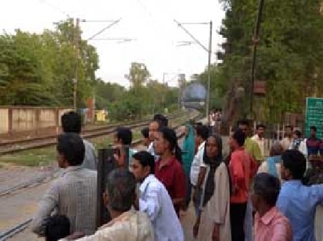 Train cross on Fulwaria crossing and not shut crossing door
