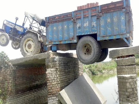 Contact the slab of the bridge collapse 10 villages chopped