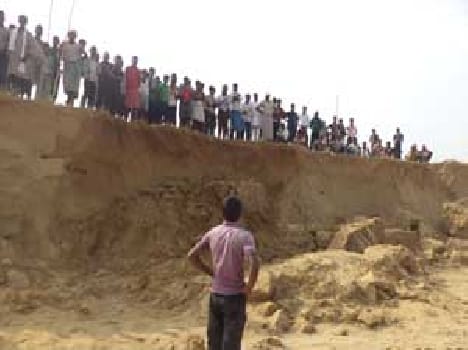 Workers escaped death of clay dropped Duha