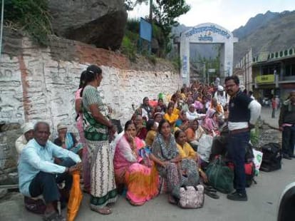 rock fell down on badrinath highway.