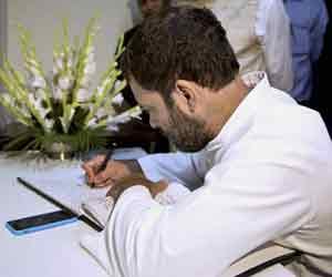 rahul wrote a note seeing in mobile phone