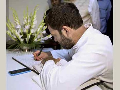 rahul wrote a note seeing in mobile phone
