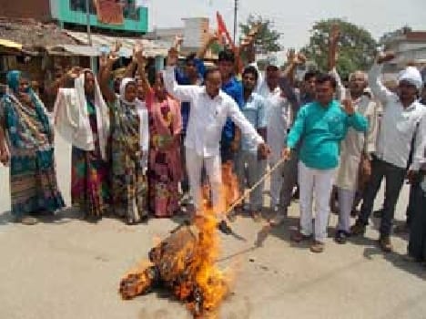 SP blew effigy of the central government , performance