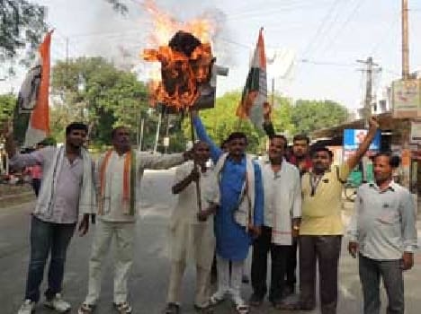 Congress blew effigy of PM