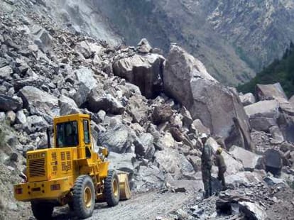 crack on kanchenganga iceberg at badrinath highway.
