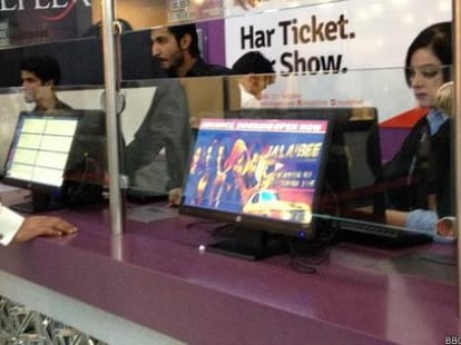 sholay released in pakistan fist time