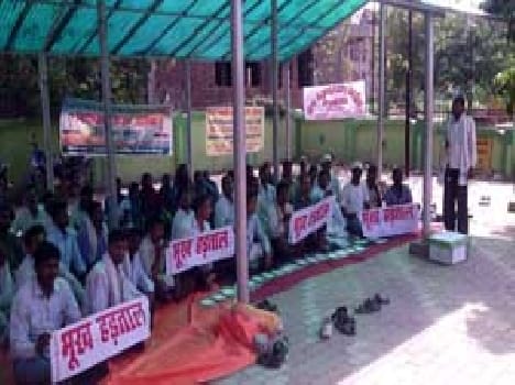 Employed teachers continue hunger strike