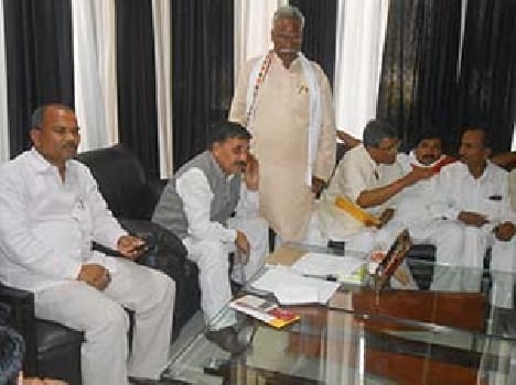MP front of villagers placed the pain of power