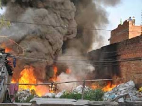 Heavy fire in the warehouse of junk