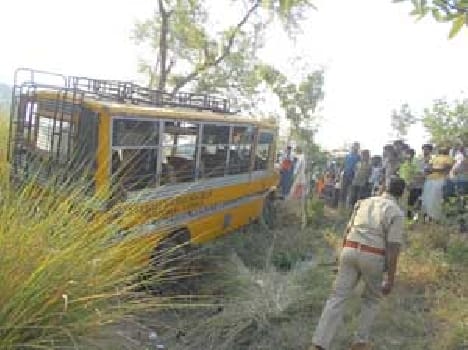 School bus turnaround in the pit , ten injured