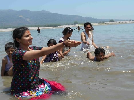 Mercury devotees put on the full moon dip in Sarda