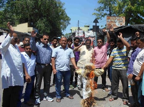 BJP effigy of the officer blew mine