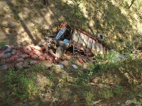 Cylinders filled truck fell into the ditch, cleaner death