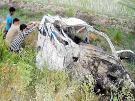 Car riders six friends killed by the impact of container