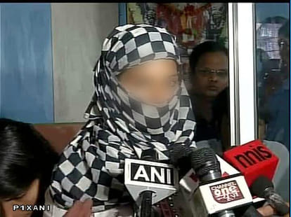 DCW members fights with each other for kumar vishwas in press conference
