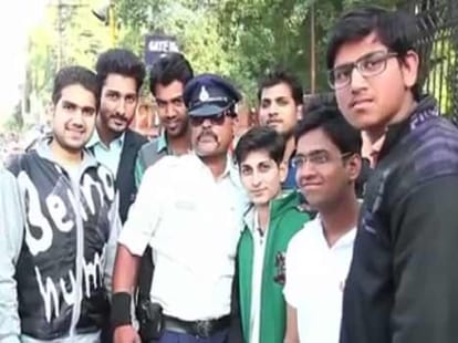 Police cop control traffic by help of michael jackson dance