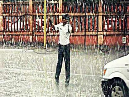 Police cop control traffic by help of michael jackson dance