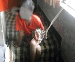 Knocking the door made hostage to police station.