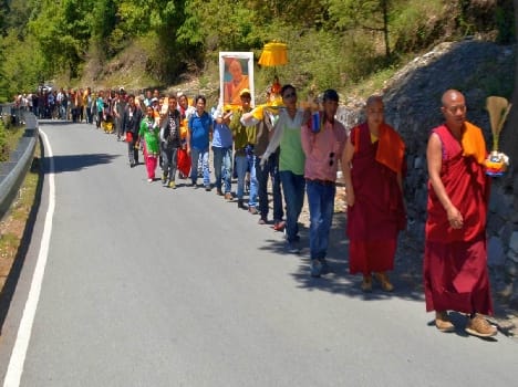 Tibetans circled the city, world peace prayer