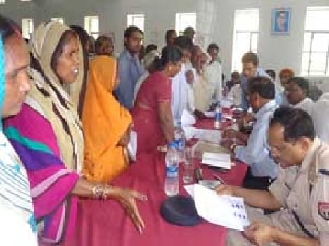 The local women complaint against illegal wine 