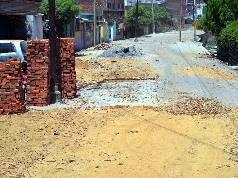 On railway land are becoming interlocking Road and Faizabad