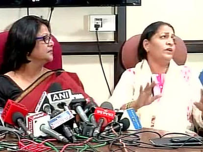 DCW members fights with each other for kumar vishwas in press conference