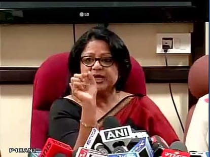 DCW members fights with each other for kumar vishwas in press conference