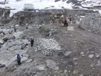 chardham yatra route not open, pilgrims Stranded.