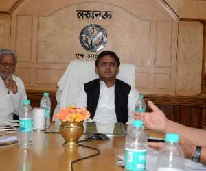 Akhilesh Yadav conduct a press conference with farmers.