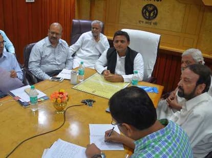 Akhilesh Yadav conduct a press conference with farmers.