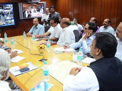 Akhilesh Yadav conduct a press conference with farmers.