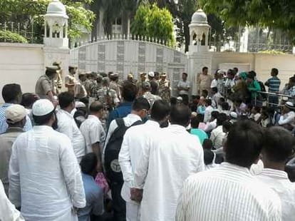 Ruckus in front of azam khan's house