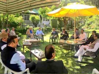 farooq abdullah roars at mufti govt in party meeting