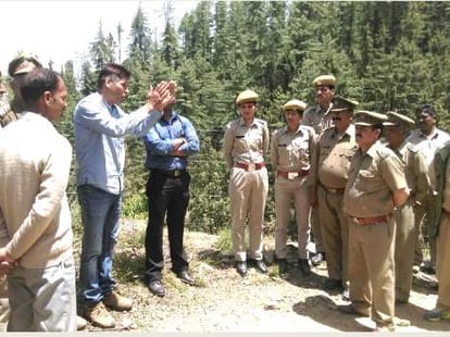 police cut down 1000 apple plant at mandi.