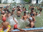 Protection from heat and hydrotherapy Children landed in the pool