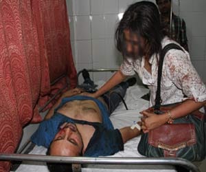 Uproar in ghaziabad police station, clash between women and police