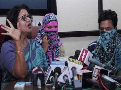 complaint file against kumar vishwas for allegedly threatening to newspaper editor