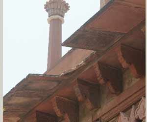 After the earthquake, the building of the Taj Mahal began to weaken?