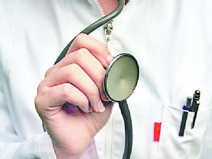 doctor beats up patient in sultanpur hospital