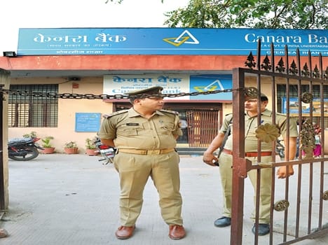 Nine Million robbed in kanpur 