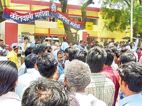 Opposition expressed by loudspeaker at break jam