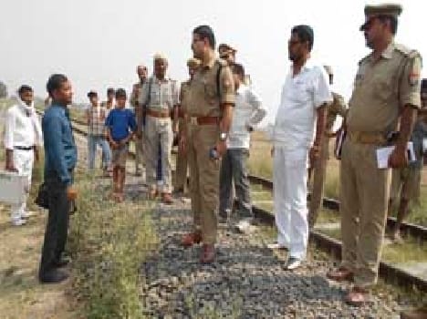  Godkr young man with a knife killed, the bodies thrown on track