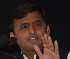 Akhilesh Yadav supports businessmen and promises for help.