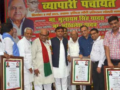 Akhilesh Yadav supports businessmen and promises for help.