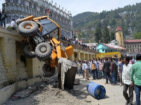 JCB crashed on Tirahe mosque, seven injured