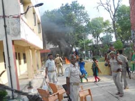 chaos in Balika Niketan, fire